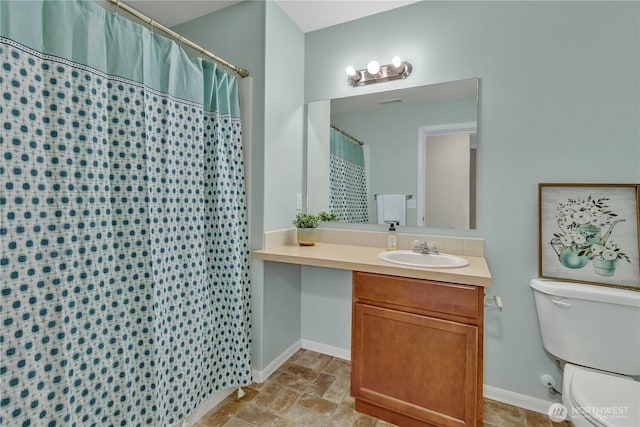 full bathroom with a shower with shower curtain, toilet, vanity, and baseboards