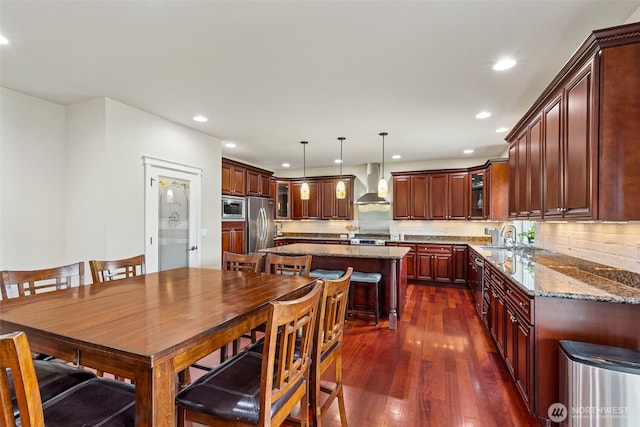 dining space with dark wood-style floors and recessed lighting