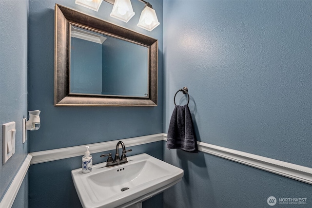 bathroom featuring a sink