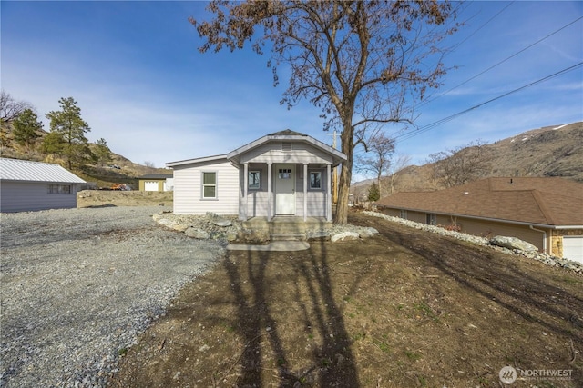 view of front of property featuring a mountain view