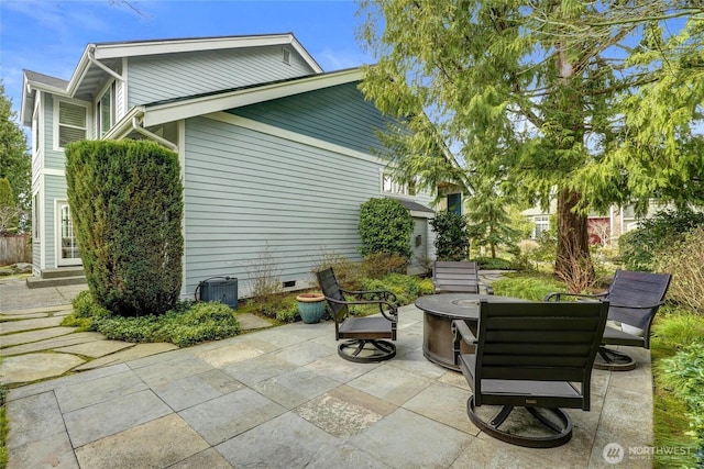 view of patio with a fire pit