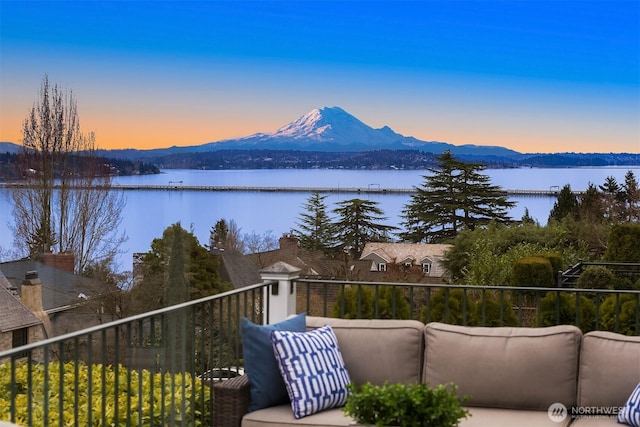 water view featuring a mountain view