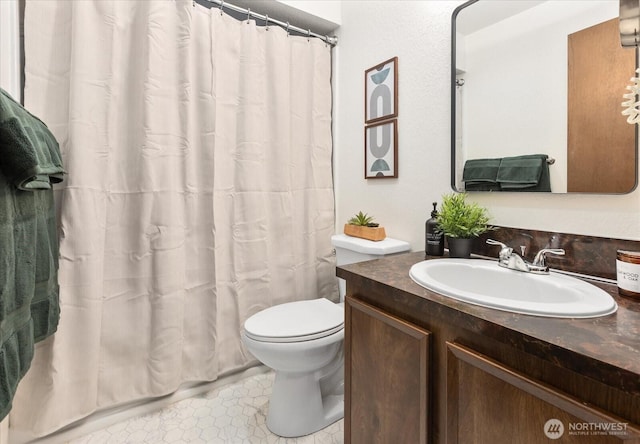 full bathroom featuring vanity, toilet, and a shower with curtain