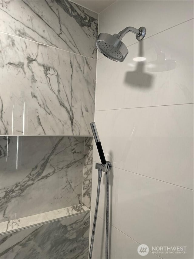 details featuring tiled shower