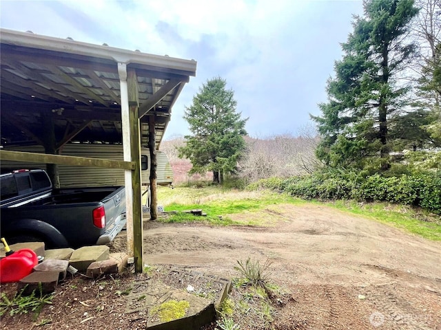 view of yard with driveway