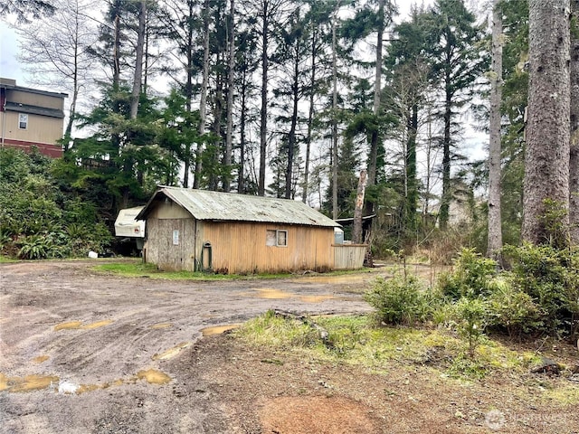 view of outdoor structure with an outbuilding