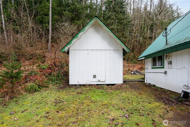 view of outdoor structure featuring an outbuilding