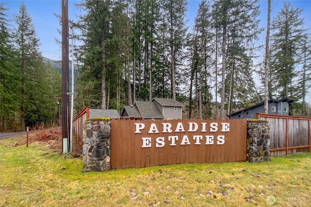 community sign with a lawn