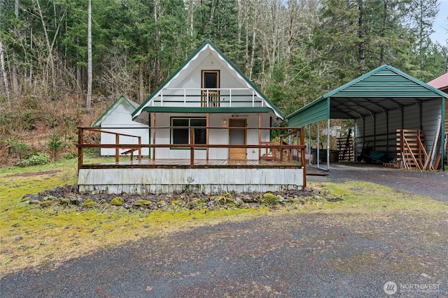 view of front of property featuring a detached carport and driveway