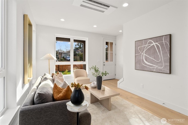 living room featuring recessed lighting, visible vents, baseboards, and light wood-style flooring