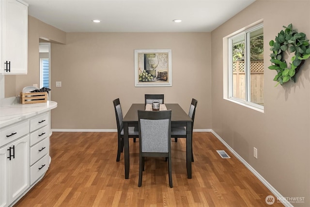 dining area featuring light wood finished floors, visible vents, recessed lighting, and baseboards