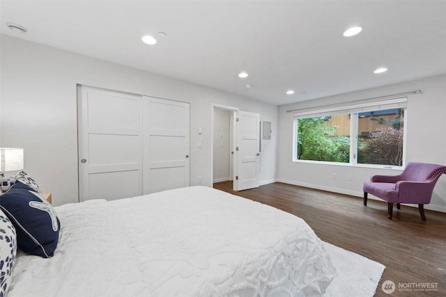 bedroom with a closet, recessed lighting, baseboards, and dark wood-style flooring