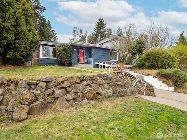 single story home featuring a front lawn