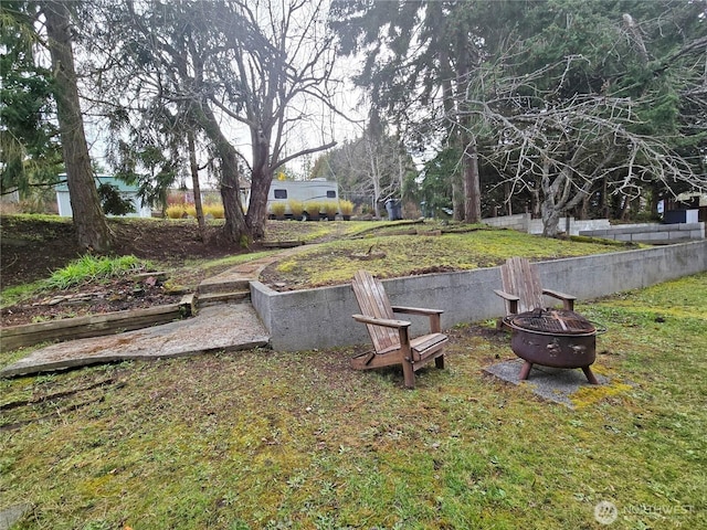 view of yard featuring an outdoor fire pit