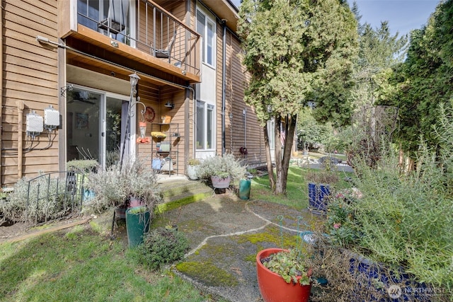 view of yard with a balcony