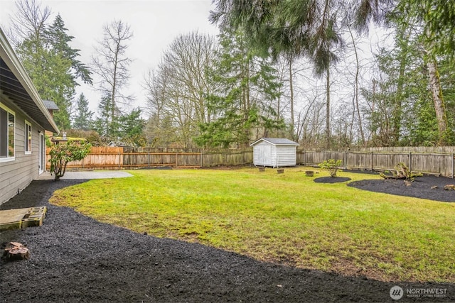 view of yard featuring a storage shed, an outdoor structure, and a fenced backyard