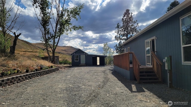 view of yard with an outbuilding and a mountain view