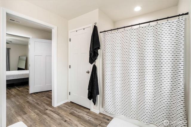 full bathroom with visible vents, curtained shower, wood finished floors, recessed lighting, and baseboards