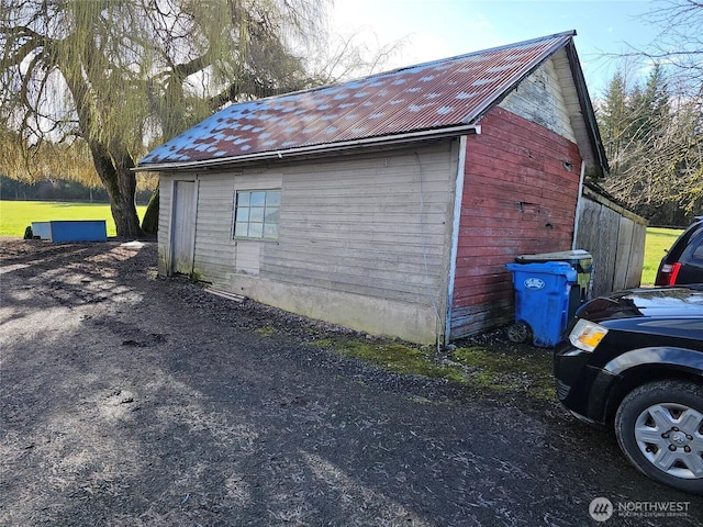 view of outdoor structure with an outbuilding