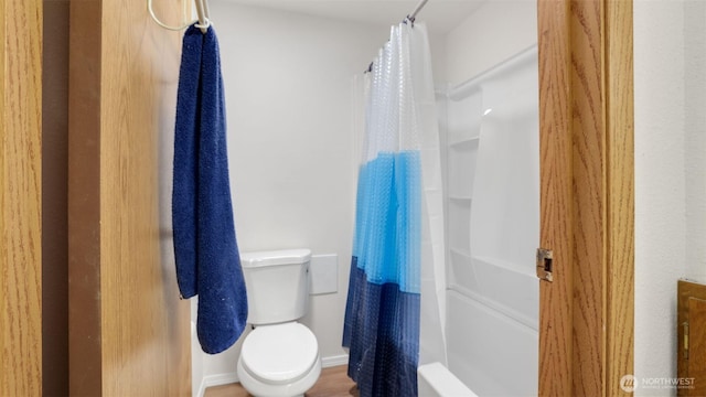 full bathroom featuring curtained shower and toilet