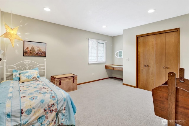 bedroom featuring a closet, recessed lighting, baseboards, and carpet