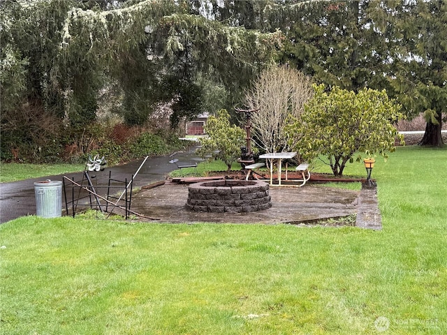 view of yard featuring an outdoor fire pit