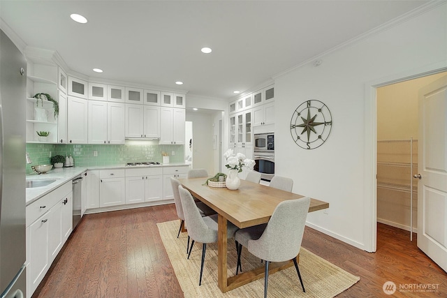 dining area with crown molding, recessed lighting, dark wood-style floors, and baseboards