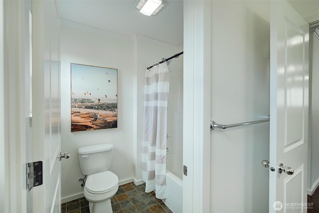 full bathroom with shower / bath combo with shower curtain, baseboards, toilet, and crown molding