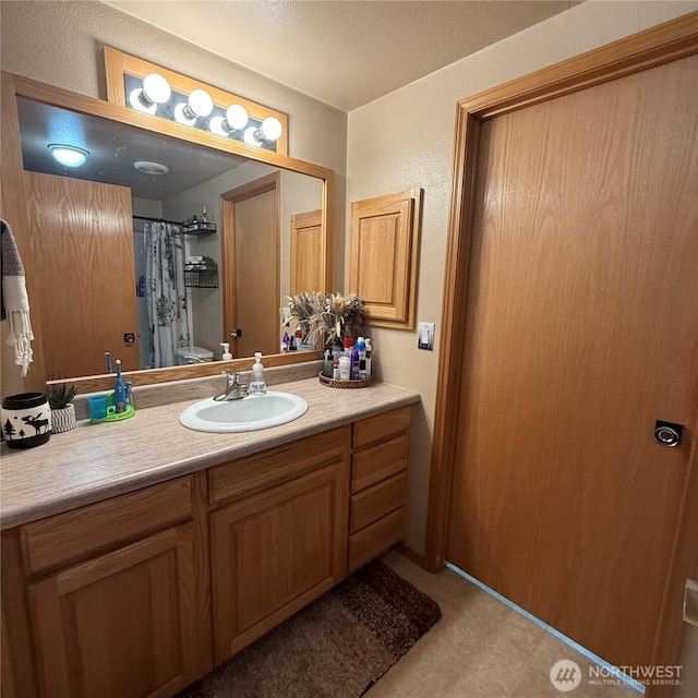 bathroom with a shower with curtain and vanity