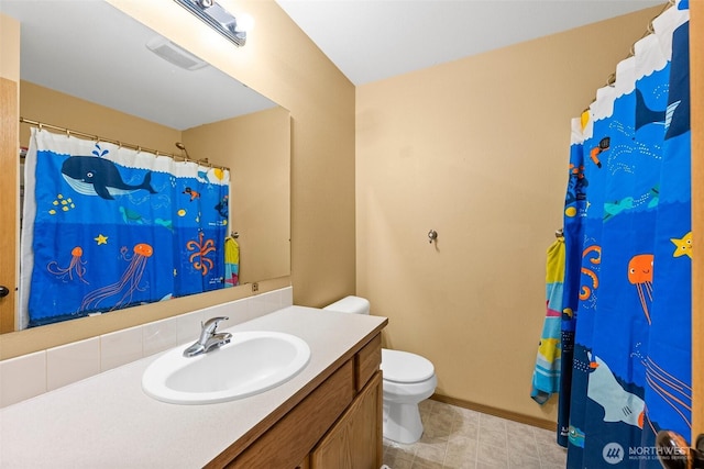 full bathroom featuring vanity, a shower with shower curtain, toilet, and visible vents