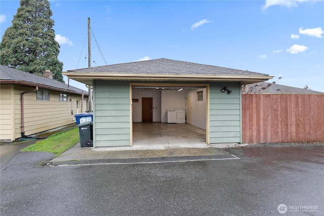 detached garage with washing machine and dryer and fence