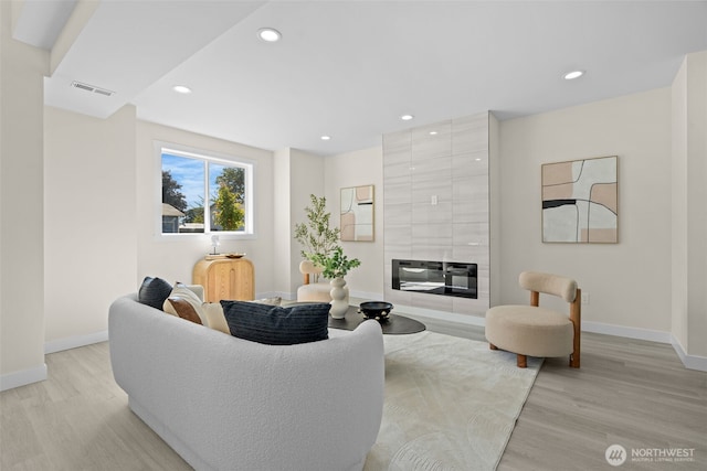 living room featuring visible vents, recessed lighting, light wood-style floors, and baseboards