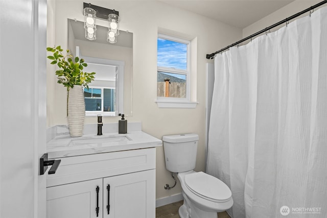 full bath with a shower with curtain, baseboards, toilet, and vanity