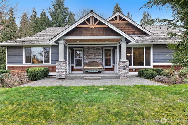 craftsman-style house featuring a front yard