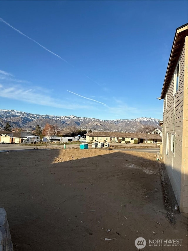 view of yard featuring a mountain view