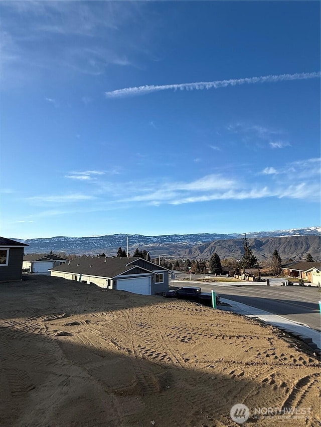 view of yard with a mountain view