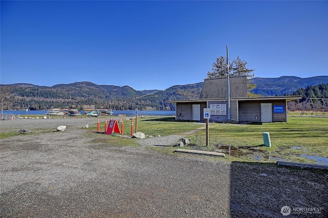 view of front of property featuring a mountain view and a front lawn