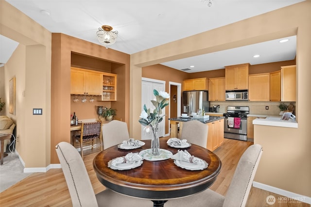 dining space featuring recessed lighting, light wood-style flooring, visible vents, and baseboards