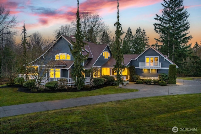 view of front facade featuring a yard and curved driveway