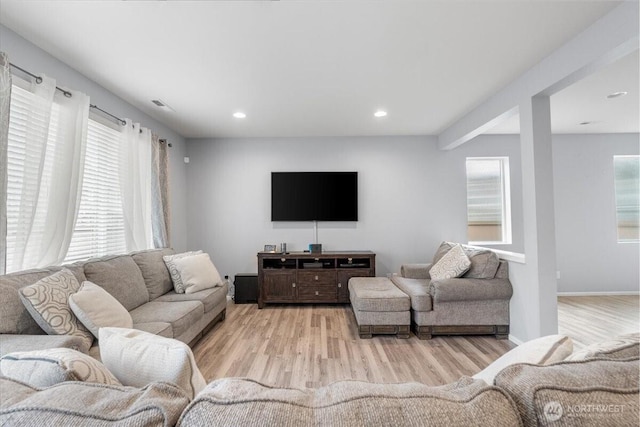 living area featuring light wood finished floors, visible vents, recessed lighting, and baseboards