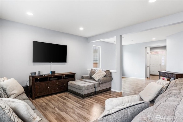 living room featuring recessed lighting, light wood-style flooring, and baseboards