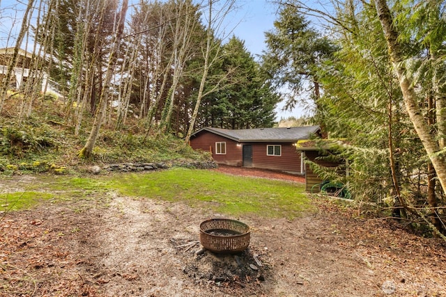 view of yard featuring a fire pit