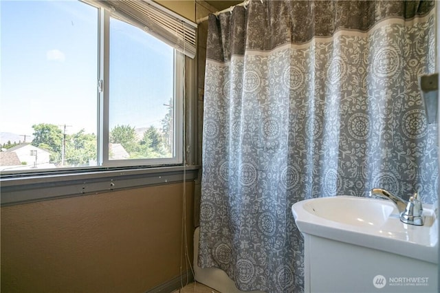 full bathroom featuring a shower with curtain and a sink