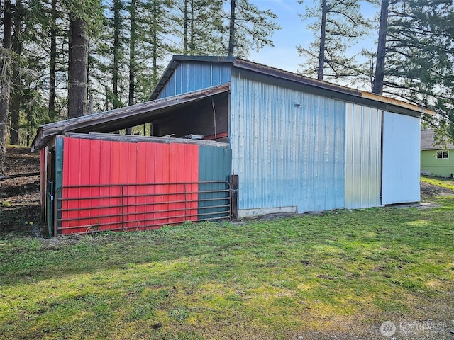 view of pole building featuring a yard