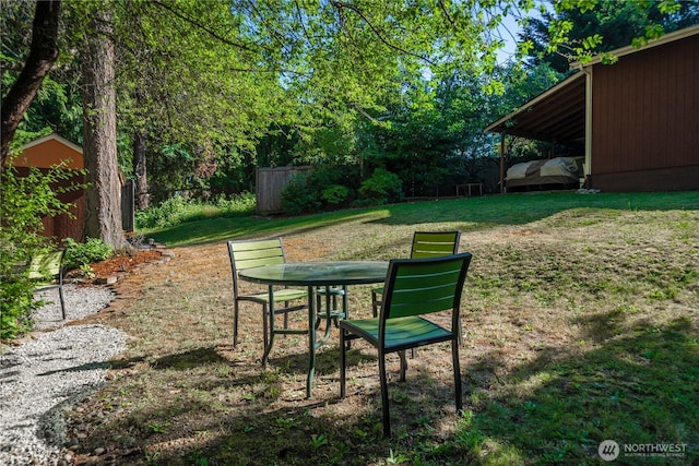 view of yard featuring an outbuilding