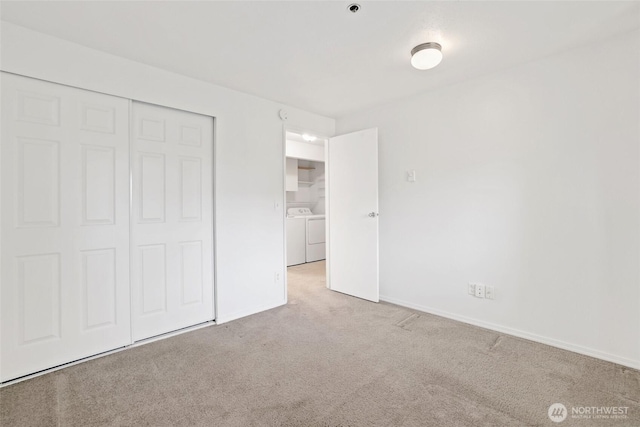 unfurnished bedroom featuring carpet flooring, baseboards, independent washer and dryer, and a closet