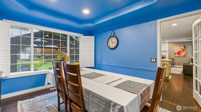 dining area featuring recessed lighting, ornamental molding, baseboards, and wood finished floors