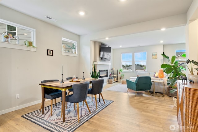 dining room featuring light wood finished floors, visible vents, recessed lighting, and baseboards