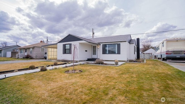 view of front facade featuring a front lawn and fence