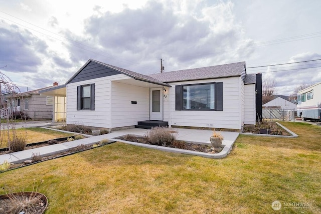 view of front facade featuring a front yard